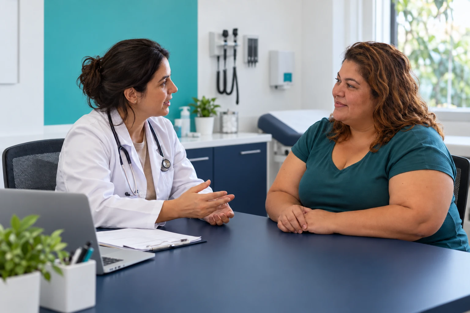 Cena ilustrativa de uma mulher com obesidade conversando com uma médica no consultório.