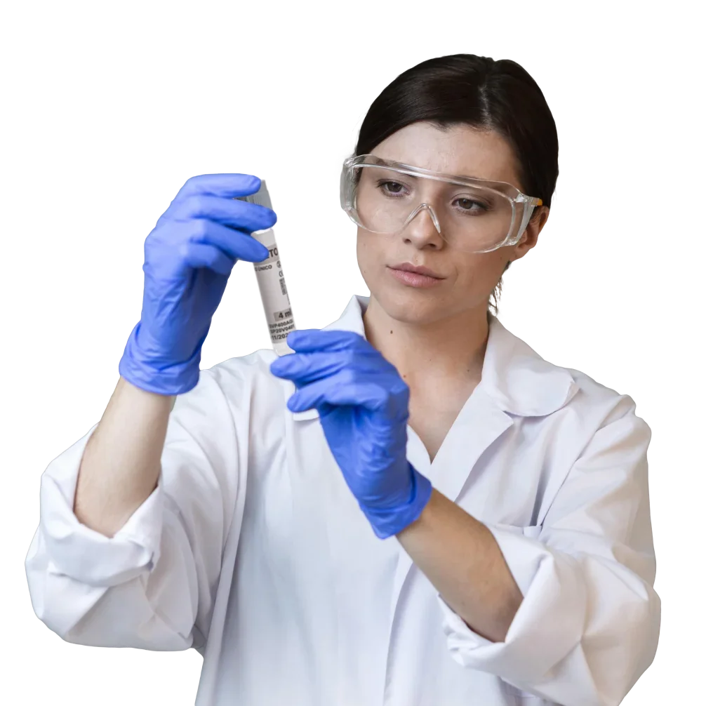 Profissional de laboratório analisando amostra