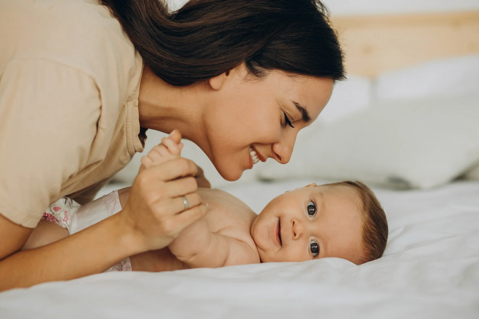 Mãe e bebê em um momento de carinho